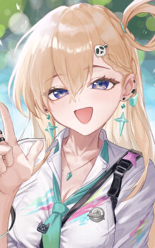 1girl absurdres aqua_necktie blonde_hair blurry blurry_background breasts cleavage collarbone commentary earrings hair_between_eyes hair_ornament hand_up highres jewelry kageyama_izumi long_hair looking_at_viewer lynae_(wuthering_waves) medium_breasts mole necklace necktie open_mouth shirt skull_hair_ornament smile solo star_(symbol) star_earrings upper_body w white_shirt wuthering_waves