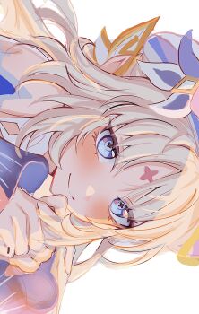 1girl blonde_hair blue_eyes cross-shaped_pupils genshin_impact hat highres hisui_(xztw) long_hair long_sleeves looking_at_viewer nicole_reeyn pointy_ears simple_background smile solo symbol-shaped_pupils