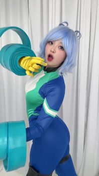 1girl animated asian ass audible_speech blue_bodysuit blue_hair bodysuit boku_no_hero_academia cosplay cosplay_photo dancing drill_hair female_focus gloves green_bodysuit hado_nejire hado_nejire_(cosplay) hair_horns japanese_audio mochamochacos multicolored_bodysuit photo_(medium) real_life skin_tight solo sound superhero_costume tagme thigh_strap twin_drills video yellow_gloves