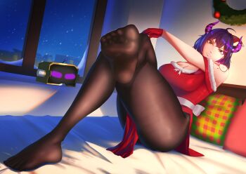 1girl absurdres ahoge akireimiki ass bed breasts christmas_wreath cleavage crossed_legs demon_girl demon_horns dress feet foot_focus gloves hat highres horns indie_virtual_youtuber large_breasts legs looking_at_viewer on_bed orange_eyes pantyhose pillow purple_hair purple_horns rainhoe red_dress red_gloves robot santa_costume santa_dress santa_hat short_hair snow snowing solo striped_horns teeth thick_thighs thighs virtual_youtuber window wreath