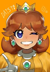 Rule 34 | absurdres, blue eyes, brooch, brown hair, character name, crown, dancho no mori, dress, earrings, gem, gloves, green gemstone, highres, jewelry, looking at viewer, mario (series), nintendo, one eye closed, orange background, princess daisy, puffy sleeves, smile, upper body, v, white gloves, yellow dress