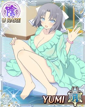 1girl aqua_dress barefoot blue_eyes border bow bracelet breasts card_(medium) character_name cleavage dress game_cg grey_hair hair_bow hand_on_own_knee jewelry knees_up large_breasts light_blush looking_at_viewer medium_hair official_art open_mouth pool poolside senran_kagura senran_kagura_new_wave sitting smile solo striped_bow third-party_source waving white_bow yumi_(senran_kagura)
