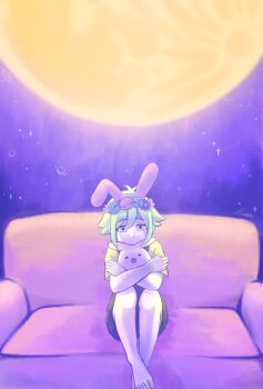 1boy animal_ear_hairband animal_ears barefoot basil_(headspace)_(omori) basil_(omori) blue_overalls chinese_commentary colored_skin commentary_request couch double-parted_bangs fake_animal_ears flower flower_wreath green_eyes green_hair green_shirt hair_between_eyes hairband head_wreath highres knees_up looking_at_viewer male_focus moon omori overall_shorts overalls purple_hairband purple_sky rabbit_ear_hairband rabbit_ears shirt short_sleeves sidelocks sitting sky solo ssnowman0203 t-shirt white_skin