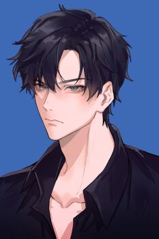 1boy black_hair black_shirt blue_background closed_mouth collarbone collared_shirt grey_eyes hair_between_eyes highres light_frown looking_at_viewer love_and_deepspace male_focus parted_bangs portrait shibaruirui shirt short_hair solo upper_body zayne_(love_and_deepspace)