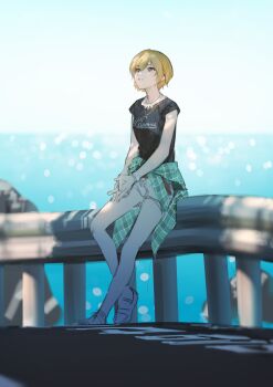 1girl black_shirt blonde_hair blurry blurry_background clothes_around_waist day depth_of_field english_text full_body grin guard_rail highres idolmaster idolmaster_shiny_colors jewelry looking_up necklace ocean outdoors own_hands_together parted_bangs print_shirt red_eyes saijo_juri shirt short_hair short_shorts short_sleeves shorts sitting smile solo t-shirt very_short_hair zhili_xingzou