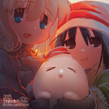 >_< 2025 2girls :d black_hair blonde_hair blue_eyes chito_(shoujo_shuumatsu_ryokou) christmas commentary english_commentary fur-trimmed_jacket fur_trim green_jacket grin hat highres jacket long_hair merry_christmas multiple_girls nuko_(shoujo_shuumatsu_ryokou) open_mouth ribbed_sweater santa_hat shoujo_shuumatsu_ryokou smile sweater tongue tongue_out und2 yuuri_(shoujo_shuumatsu_ryokou)