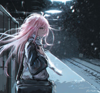 1girl antenna_hair bag black_bag black_shirt commentary from_side highres long_hair morted_art mumble_(shachimu) night original pink_eyes pink_hair railroad_tracks shirt shoulder_bag signature snow snowing solo symbol-only_commentary train_station train_station_platform two-tone_shirt white_shirt