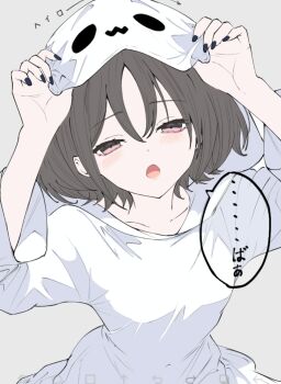 1girl black_nails blue_archive brown_hair commentary ghost_costume grey_background halloween halloween_costume highres hood ibispaint ibispaint_(medium) light_blush looking_at_viewer misaki_(blue_archive) nail_polish open_mouth red_eyes short_hair simple_background solo speech_bubble translation_request wa_sumi