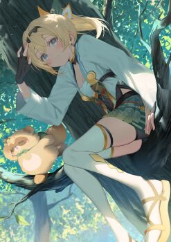 1girl ahoge aqua_eyes black_gloves black_hairband black_shorts blonde_hair bow breasts chest_sarashi cleavage closed_mouth clothing_cutout commentary_request covered_navel crossed_bangs day double-parted_bangs egasumi fingerless_gloves gloves green_hakama green_skirt hair_between_eyes hair_bow hairband hakama hakama_short_skirt hakama_skirt hand_up high-waist_shorts highres hip_vent hololive japanese_clothes kazama_iroha kazama_iroha_(1st_costume) kimono looking_at_viewer miniskirt outdoors pokobee ponytail ryuya sandals sarashi short_hair shorts shorts_under_skirt sitting_on_branch skin_tight skirt smile solo tabi thighhighs tree virtual_youtuber white_kimono white_thighhighs zouri