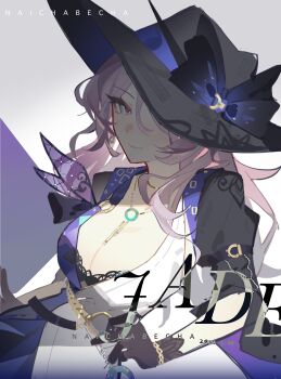 1girl artist_name black_gloves black_hat breasts chinese_commentary cleavage dress earrings gloves grey_background hair_between_eyes hat highres holding holding_pen honkai:_star_rail honkai_(series) huge_breasts jade_(honkai:_star_rail) jewelry long_hair multicolored_eyes naichabencha necklace pen pink_hair shade shadow short_sleeves sitting solo sun_hat wavy_hair