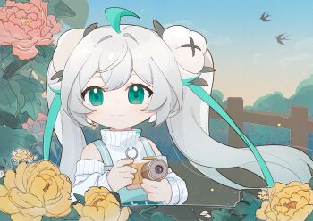 1girl ahoge bare_shoulders bird blue_sky camera closed_mouth commentary_request day fence flower gradient_hair green_eyes green_hair hair_ornament hair_ribbon highres holding holding_camera jewelry long_hair long_sleeves looking_at_viewer multicolored_hair off_shoulder official_alternate_costume official_alternate_hairstyle outdoors overalls peony_(flower) pink_flower quanmian_shidai ribbon sky smile solo streaked_hair swallow_(bird) sweater turtleneck turtleneck_sweater twintails upper_body very_long_hair wen_xiaomian wenxiaomian_family white_flower white_hair white_sweater yellow_flower