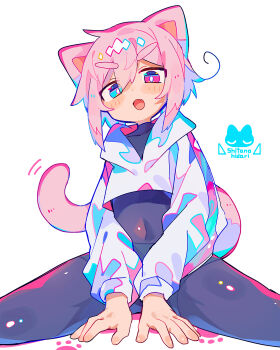 1boy absurdres animal_ears artist_self-insert blue_eyes bright_pupils cat_boy cat_ears cat_tail fang heterochromia highres hood hood_down hoodie looking_at_viewer male_focus open_mouth original paw_print pink_eyes pink_hair raito-kun_(uenomigi) simple_background skin_fang tail trap uenomigi white_background white_hoodie