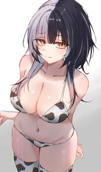 1girl absurdres animal_print bikini black_hair blunt_bangs breasts cleavage closed_mouth commentary cow_print cow_print_bikini cow_print_thighhighs gradient_background grey_background grey_hair highres hololive hololive_english immakms_zzz large_breasts long_hair looking_at_viewer messy_hair multicolored_hair navel print_bikini print_thighhighs shiori_novella simple_background smile solo split-color_hair stomach swimsuit thighhighs virtual_youtuber white_bikini white_thighhighs yellow_eyes