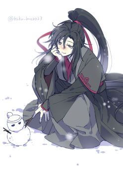 1boy ahoge bishounen black_hair black_hanfu blush brown_eyes character_snowman chinese_clothes closed_mouth commentary fduki_maro hair_ribbon hand_on_own_cheek hand_on_own_face hanfu head_rest high_ponytail holding holding_stick implied_yaoi long_hair long_sleeves looking_down male_focus modao_zushi ponytail red_ribbon red_sash ribbon robe sash sidelocks smile snow snowing snowman solo squatting stick symbol-only_commentary twitter_username very_long_hair wei_wuxian white_background wide_sleeves