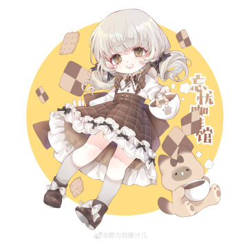 1girl absurdres animal back_bow black_bow blunt_bangs boots border bow bowtie brooch brown_boots brown_bow brown_bowtie brown_dress brown_eyes buttons carefree_cafe_(miracle_nikki) cat character_name checkerboard_cookie chibi chinese_commentary collared_shirt commentary_request cookie cracker cup dot_nose dress dress_bow eyelashes floating_hair food food-themed_brooch footwear_bow frilled_dress frills grey_hair grey_socks grin hair_bow happy high_collar highres holding holding_cup incoming_gift jewelry kneehighs large_bow light_blush lipstick long_hair long_sleeves looking_at_viewer low_twintails makeup medium_dress miracle_nikki nikki_(series) nuli_de_chengzhi_er outdoors paw_print pinafore_dress pink_lips plaid_clothes plaid_dress puffy_long_sleeves puffy_sleeves round_border shirt short_twintails sleeveless sleeveless_dress smile socks solo standing steam striped_bow twintails variant_set watermark weibo_watermark white_border white_bow white_shirt yellow_background