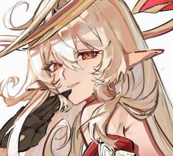 1girl alice_(genshin_impact) black_gloves blonde_hair commentary_request cowlick elf genshin_impact gloves gold_halo halo highres long_hair looking_at_viewer nasu_nasu7777 orange_eyes pointy_ears red_sleeves simple_background smile solo upper_body white_background