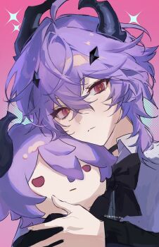 1boy ben-day_dots black_bow bow character_doll closed_mouth collared_shirt crossed_bangs doll dot_nose double-parted_bangs dragon_boy dragon_horns genshin_impact hashtag-only_commentary highres horns looking_at_viewer male_focus medium_hair mini_durin_(genshin_impact) mini_durin_(human)_(genshin_impact) ookami_ciro purple_hair red_eyes screentones shirt solo white_shirt wing_collar