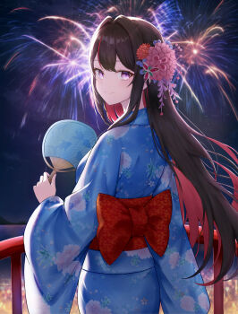 1girl absurdres aerial_fireworks azki_(hololive) black_hair blue_kimono bow closed_mouth colored_inner_hair fireworks floral_print floral_print_kimono flower from_behind hair_flower hair_intakes hair_ornament hand_fan highres holding holding_fan hololive holonatsu_paradise japanese_clothes kanzashi kimono long_hair looking_at_viewer looking_back mole mole_under_eye multicolored_hair night night_sky obi outdoors paper_fan pink_hair print_kimono purple_eyes red_bow red_hair red_sash sash sky smile solo summer_festival uchiwa virtual_youtuber vmerin waist_bow wide_sleeves yukata