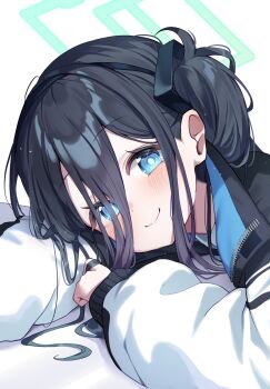 1girl aris_(blue_archive) black_hair black_hairband blue_archive blue_eyes blush bright_pupils closed_mouth green_halo hair_between_eyes hairband halo highres jacket long_hair long_sleeves looking_at_viewer onakkasuita one_side_up ringed_eyes simple_background smile solo upper_body white_background white_jacket white_pupils