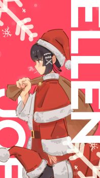 1girl alternate_costume black_hair blush breath candy capelet character_name colored_inner_hair commentary ellen_joe english_commentary fins fish_tail food from_side fur-trimmed_capelet fur-trimmed_headwear fur-trimmed_jacket fur_trim hat hat_on_tail highres holding holding_sack jacket lollipop lollipop_in_mouth mole mole_under_eye multicolored_hair pom_pom_(clothes) razor_blade_hair_ornament red_background red_capelet red_eyes red_hat red_jacket red_nails sack santa_costume santa_hat scar scar_on_tail shark_girl shark_tail short_hair snowflakes solo tail upper_body winter yatta_puvuk zenless_zone_zero