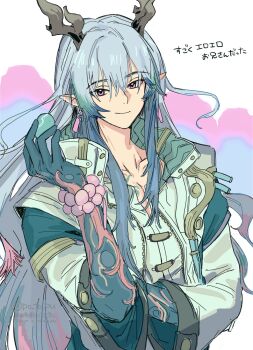 1boy arknights bead_bracelet beads blue_hair blue_hands bracelet closed_mouth colored_extremities dragon_boy dragon_horns earrings eastern_dragon_horns grey_hair hair_between_eyes highres horns jacket jewelry long_hair looking_at_viewer male_focus multicolored_hair ofuda_earrings pink_eyes po_to_pu pointy_ears smile solo streaked_hair translation_request upper_body white_jacket yi_(arknights)