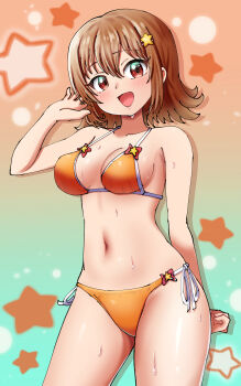 1girl absurdres bikini breasts brown_hair commentary_request contrapposto flipped_hair gradient_background hair_ornament highres maho_(corotonton5150) medium_breasts orange_background orange_bikini original red_eyes short_hair side-tie_bikini_bottom smile solo star_(symbol) star_hair_ornament star_symbol_background swimsuit wet