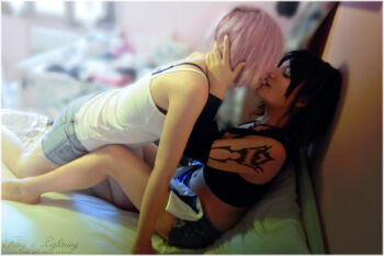 2girls barefoot black_hair cosplay feet final_fantasy final_fantasy_xiii kiss legs lightning_farron lightning_farron_(cosplay) midriff multiple_girls navel oerba_yun_fang oerba_yun_fang_(cosplay) photo_(medium) pink_hair short_shorts shorts tattoo yuri