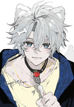 1boy aged_down animal_ears antenna_hair artist_name bishounen black_collar black_jacket blue_eyes blush bone_hair_ornament cherry_tomato chinese_commentary closed_mouth collar collarbone dog_boy dog_ears dog_tail fang fang_out food fork grey_hair hair_between_eyes hair_ornament hairclip highres holding holding_fork honkai:_star_rail honkai_(series) hood hood_down hooded_jacket jacket jewelry kayu_(yukagoin) kemonomimi_mode looking_at_viewer male_focus neck_tattoo necklace phainon_(honkai:_star_rail) shirt short_hair simple_background smile solo sun_symbol sun_tattoo tail tan tattoo tomato upper_body white_background yellow_shirt