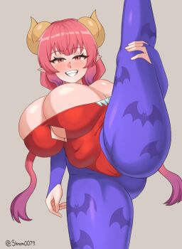 1girl belly blush breasts capcom cosplay covered_navel darkstalkers dragon_girl elbow_gloves eyebrows eyelashes feet_out_of_frame female_focus fingerless_gloves gloves gradient_hair grey_background grin half-closed_eyes highres horns huge_breasts ilulu_(maidragon) kobayashi-san_chi_no_maidragon leotard lilith_(darkstalkers) lilith_(darkstalkers)_(cosplay) long_hair looking_at_viewer low_twintails multicolored_hair naughty_face pantyhose pointy_ears purple_gloves purple_hair purple_pantyhose red_eyes red_hair red_leotard sharp_teeth shinom0079 simple_background slit_pupils smile solo split standing standing_on_one_leg strapless strapless_leotard teeth thick_thighs thighs twintails two-tone_hair variant_set yellow_horns