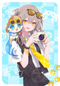 1girl black_skirt black_vest blue_background bracelet bubbles_(honkai:_star_rail) camera checkered_background collared_shirt commentary_request eyewear_on_head grey_hair half_updo holding holding_camera honkai:_star_rail honkai_(series) jewelry long_hair looking_at_another mamyouda necktie official_alternate_costume open_clothes open_mouth open_vest shirt shirt_tucked_in short_sleeves skirt smile solo stelle_(chimerric_park)_(honkai:_star_rail) stelle_(honkai:_star_rail) tinted_eyewear trailblazer_(honkai:_star_rail) vest watermark white_shirt yellow-tinted_eyewear yellow_eyes yellow_necktie