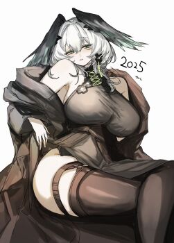 1girl 2025 arknights bare_shoulders breasts commentary_request green_eyes grey_hair head_wings highres ho'olheyak_(arknights) ho'olheyak_(ritual_of_immortality)_(arknights) large_breasts open_mouth renka_(renxka) short_hair simple_background skirt thighhighs white_background wings
