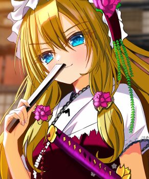 >:) 1girl absurdres blonde_hair blue_eyes blurry blurry_background blush chuushingura_46+1 closed_mouth commentary_request eyelashes eyes_visible_through_hair fingernails flower folding_fan frilled_hairband frills hair_between_eyes hair_flower hair_ornament hairband hand_fan hand_up highres holding holding_fan katana long_hair looking_at_viewer mole mole_under_eye okuda_magodayuu pink_flower sakuratoru short_sleeves sidelocks smile smug solo sword upper_body v-shaped_eyebrows very_long_hair weapon