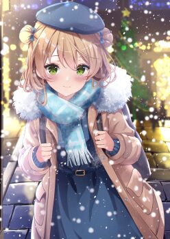 1girl aizawa_(aizawatsu) backpack bag belt beret black_belt black_bow black_dress black_hat blue_scarf blush bow brown_coat brown_hair christmas_tree closed_mouth coat commentary cowboy_shot double_bun dress fur-trimmed_hood fur_trim girls&#039;_frontline green_eyes hair_bow hair_bun hat highres holding_strap hood hood_down hooded_coat long_sleeves looking_at_viewer open_clothes open_coat outdoors rfb_(girls&#039;_frontline) scarf smile snowing solo stone_floor winter_clothes