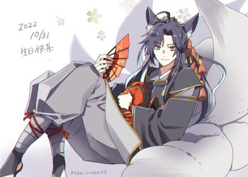 1boy adapted_costume ahoge alcohol alternate_costume animal_ears bishounen black_hair black_kimono black_shoes chinese_text closed_mouth dated fduki_maro flower folding_fan fox_boy fox_ears fox_tail grey_pants hair_down hair_ornament hair_ribbon half_updo hand_fan happy_birthday holding holding_fan holding_jug japanese_clothes jug_(bottle) kemonomimi_mode kimono kitsune knees_up kyuubi leg_wrap long_hair long_sleeves looking_at_viewer male_focus modao_zushi multiple_tails obi official_alternate_hairstyle pants purple_eyes red_ribbon red_sash ribbon sash shoes sidelocks sitting smile solo tail tassel tassel_hair_ornament wei_wuxian wei_wuxian_(yiling_laozu) white_background