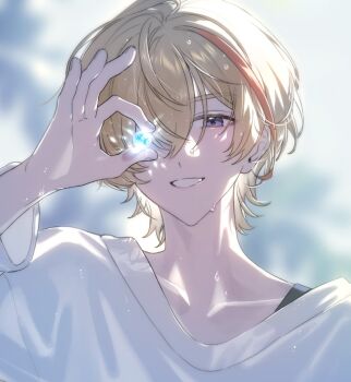 1boy blonde_hair blurry blurry_background collarbone fura_kanato glowing hair_between_eyes holding looking_at_viewer male_focus multicolored_hair nijisanji piko_(ppiioo_0902) purple_eyes shirt short_hair smile solo streaked_hair upper_body virtual_youtuber wet wet_hair white_shirt