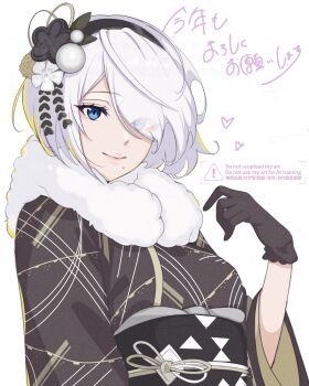 1girl 2b_(nier:automata) absurdres black_gloves black_hairband black_kimono blue_eyes closed_mouth commentary_request enotouwa eyes_visible_through_hair flower_hairband fur_collar gloves hair_ornament hair_over_one_eye hairband heart highres japanese_clothes kimono long_sleeves looking_at_viewer mole mole_under_mouth new_year nier:automata nier_(series) obi sash short_hair simple_background smile solo upper_body white_background white_hair wide_sleeves