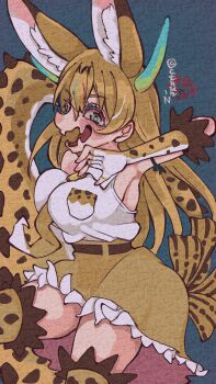 1girl absurdres animal_ears belt blonde_hair blue_eyes cat_ears cat_girl cthun_n dragon_girl dragon_horns dragon_tail elbow_gloves extra_ears fang gloves grey_background highres horns kemono_friends long_hair looking_at_viewer necktie serval_(kemono_friends) shirt simple_background skirt sleeveless sleeveless_shirt solo tail thighhighs