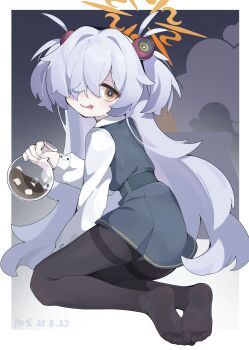 1girl absurdres bags_under_eyes black_pantyhose blue_archive dress feet flag flask from_behind hair_between_eyes hair_over_one_eye halo highres holding holding_flag kanoe_(blue_archive) kneeling light_blush loli long_hair long_sleeves looking_at_viewer looking_back no_shoes one_eye_covered orange_eyes orange_halo pantyhose pinafore_dress round-bottom_flask shirt sleeve_cuffs sleeveless sleeveless_dress smile soles solo thighband_pantyhose toes tongue tongue_out two_side_up very_long_hair wavy_mouth white_shirt yangge