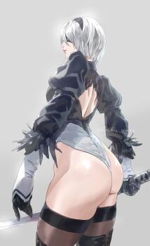 1girl 2b_(nier:automata) ass back_cutout black_feathers black_gloves black_hairband black_thighhighs blind boots closed_mouth clothing_cutout cowboy_shot darao_(daradara_suyaaa) feather-trimmed_sleeves feathers from_side gloves grey_background grey_hair hairband highleg highleg_leotard highres holding holding_sword holding_weapon juliet_sleeves leotard lips long_sleeves mole mole_under_mouth nier:automata nier_(series) pink_lips profile puffy_sleeves short_hair solo sword thigh_boots thighhighs thighhighs_under_boots twitter_username weapon white_leotard
