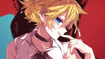 1girl bare_shoulders black_choker blonde_hair blue_eyes choker collared_shirt commentary_request double-parted_bangs finger_to_mouth hair_between_eyes hand_up kagamine_len kaho_0102 looking_at_viewer parted_lips portrait profile red_background shirt short_hair sleeveless sleeveless_shirt solo vocaloid white_shirt