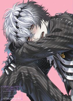 1boy aogiyuki black_crown commentary_request crown diamond_hairband formal_clothes gloves highres jacket long_sleeves looking_at_viewer male_focus pinstripe_jacket pinstripe_pattern pinstripe_suit pinstripe_vest short_hair skeleton_print skully_j._graves smile striped_clothes striped_jacket striped_vest suit twisted_wonderland vertical-striped_clothes vertical-striped_vest vest white_hair