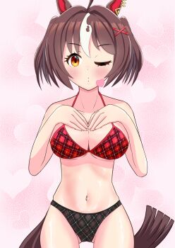 1girl ahoge alternate_costume animal_ears bikini blowing_kiss breasts brown_eyes brown_hair cleavage collarbone commentary_request gran_alegria_(umamusume) hair_ornament highres horse_ears horse_tail i-ceis medium_breasts medium_hair one_eye_closed open_mouth simple_background solo swimsuit tail translation_request umamusume white_background x_hair_ornament