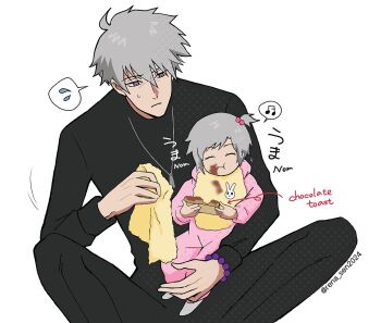 1boy 1girl :t baby bib black_shirt carrying carrying_baby carrying_person crossed_ankles eating english_text feet_out_of_frame ghostblade_(to_be_hero_x) grey_eyes grey_hair holding_rag jewelry necklace on_ground one_side_up parent_and_child rena_sen2024 rosary shirt short_hair smile sound_effects spoken_emoji to_be_hero to_be_hero_x translation_request wang_nuonuo