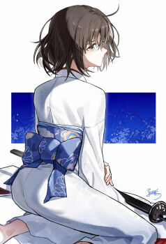1girl absurdres ahoge back_bow black_eyes black_hair blue_background blue_sash bow chinese_commentary commentary dated expressionless feet_out_of_frame floral_background from_behind highres holding_own_arm japanese_clothes kara_no_kyoukai katana kimono kneeling looking_to_the_side obi print_kimono print_sash profile ryougi_shiki sash sheath sheathed short_hair signature solo sword weapon white_background white_kimono yisjhui