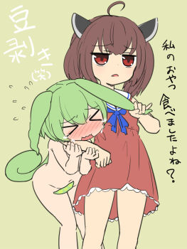 &gt;_&lt; 2girls blue_bow blue_bowtie blush bow bowtie brown_dress brown_hair commentary_request completely_nude cowboy_shot dress green_hair headgear highres loli long_hair looking_afar medium_hair multiple_girls navel nose_blush nude open_mouth pea_pod red_eyes sailor_collar sailor_dress simple_background sus304_a touhoku_kiritan translation_request voiceroid voicevox white_sailor_collar zundamon