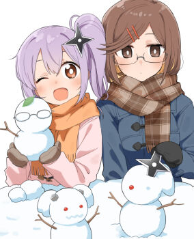 2girls black_mittens blonde_hair blue_coat blush brown_eyes brown_hair brown_mittens coat duffel_coat glasses gloves hair_ornament hairclip hundredburger koga_konoha kusagakure_satoko looking_at_viewer mittens multicolored_hair multiple_girls ninja_to_koroshiya_no_futarigurashi one_eye_closed open_mouth orange_scarf pink_coat plaid_clothes plaid_scarf purple_hair scarf short_hair shuriken_hair_ornament side_ponytail simple_background smile snow snowman two-tone_hair
