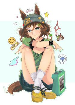 1girl animal_ears bag beanie blue_eyes blush bow braid braided_hair_rings brown_hair closed_mouth commentary_request ears_through_headwear fashion green_bow green_nails green_shirt green_shorts grey_hat hair_between_eyes hair_bow hair_bun hair_ornament hair_rings hairclip hat hat_ornament horse_ears horse_girl horse_tail houya_hafu lightning_bolt_symbol long_hair looking_at_viewer mr._c.b._(umamusume) revision shirt shoes shorts sitting smile smiley_face socks speech_bubble star_(symbol) tail umamusume umbrella white_socks wristband