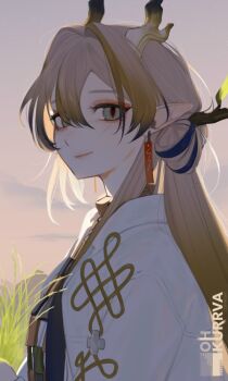 1girl arknights artist_name blonde_hair blue_streaks blush closed_mouth commentary commentary_request dragon_girl dragon_horns earrings english_commentary from_side grass grey_eyes grey_hair hair_between_eyes horns jacket jewelry long_hair looking_at_viewer making-of_available mixed-language_commentary multicolored_hair ohkurrva outdoors pointy_ears shu_(arknights) slit_pupils solo upper_body white_horns white_jacket yellow_horns