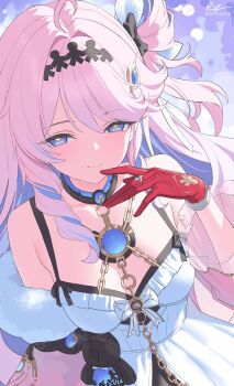 1girl absurdres ahoge bare_shoulders black_bow blue_eyes bow breasts chain closed_mouth colored_inner_hair commentary denia_(wuthering_waves) detached_sleeves dhokidoki dress gloves hair_bow hair_intakes hair_ornament hand_up highres long_hair medium_breasts multicolored_hair pink_hair purple_hair red_gloves smile solo upper_body white_dress wuthering_waves