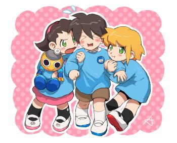&gt;_&lt; 1boy 2girls aged_down arm_grab black_shorts blonde_hair blue_shirt blush_stickers brown_hair brown_shorts commentary_request green_eyes highres karen_(karenoni1031) medium_hair mega_man_(series) mega_man_legends_(series) mega_man_volnutt multiple_girls pink_background pink_skirt polka_dot polka_dot_background roll_caskett_(mega_man) servbot_(mega_man) shirt short_hair shorts skirt tron_bonne_(mega_man)